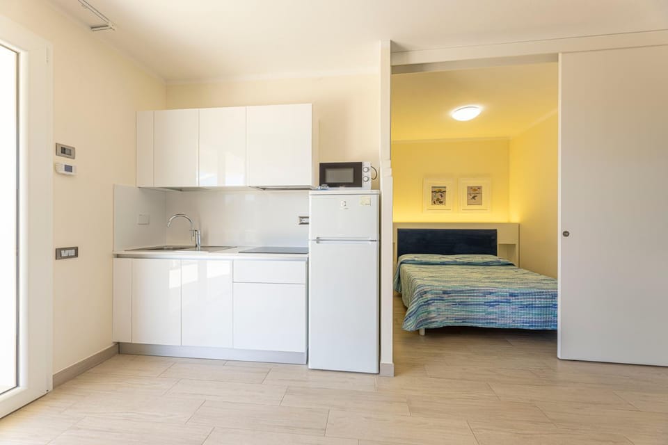 Kitchen or kitchenette, Bedroom, oven, stove