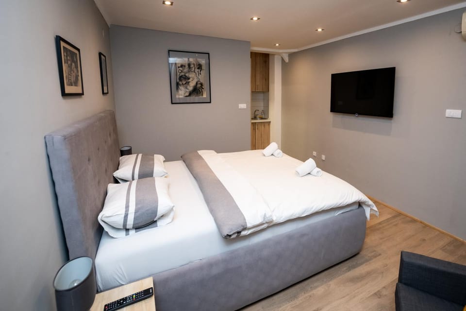 Bed, TV and multimedia, Photo of the whole room, Bedroom