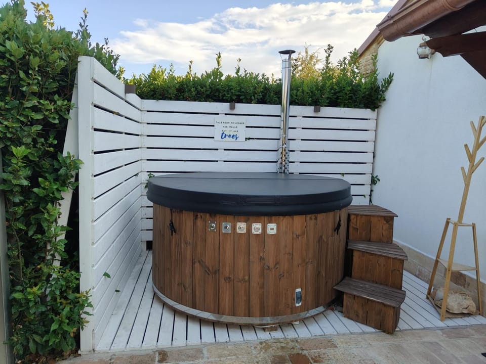 Hot Tub, Hot Tub, Spa and wellness centre/facilities