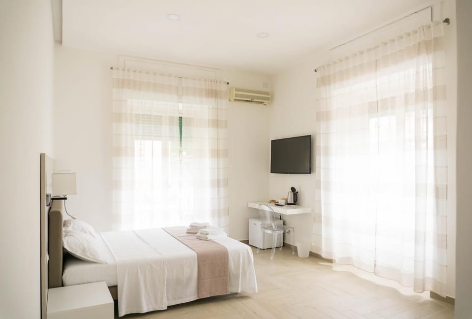 Staff, Bed, Bathroom, Balcony/Terrace, Photo of the whole room, Garden view, Mountain view