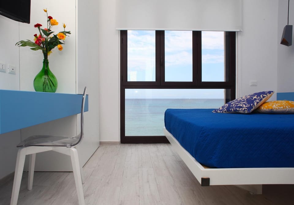 Photo of the whole room, Bedroom, Sea view