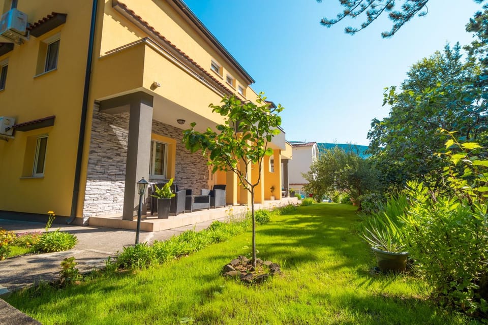 Property building, Spring, Day, Natural landscape, Garden, Garden view