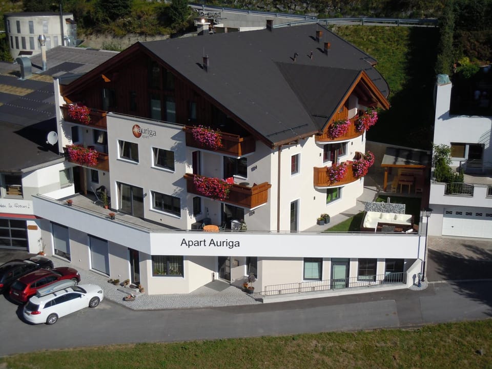 Facade/entrance, Bird's eye view