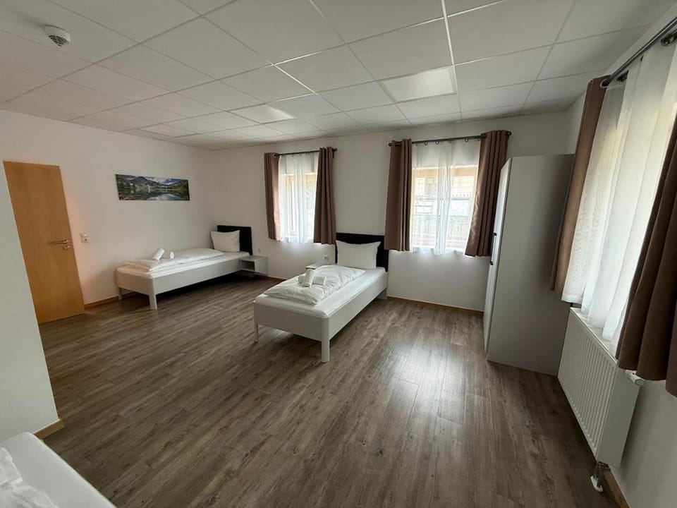 Bed, TV and multimedia, Photo of the whole room, Bedroom, towels