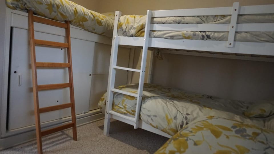 Bedroom, bunk bed