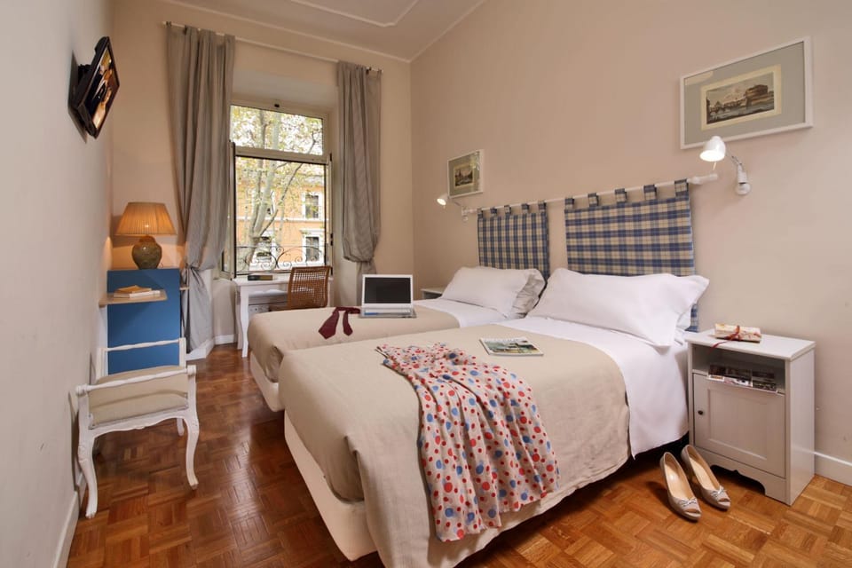 Bed, TV and multimedia, Coffee/tea facilities, Bedroom, Street view