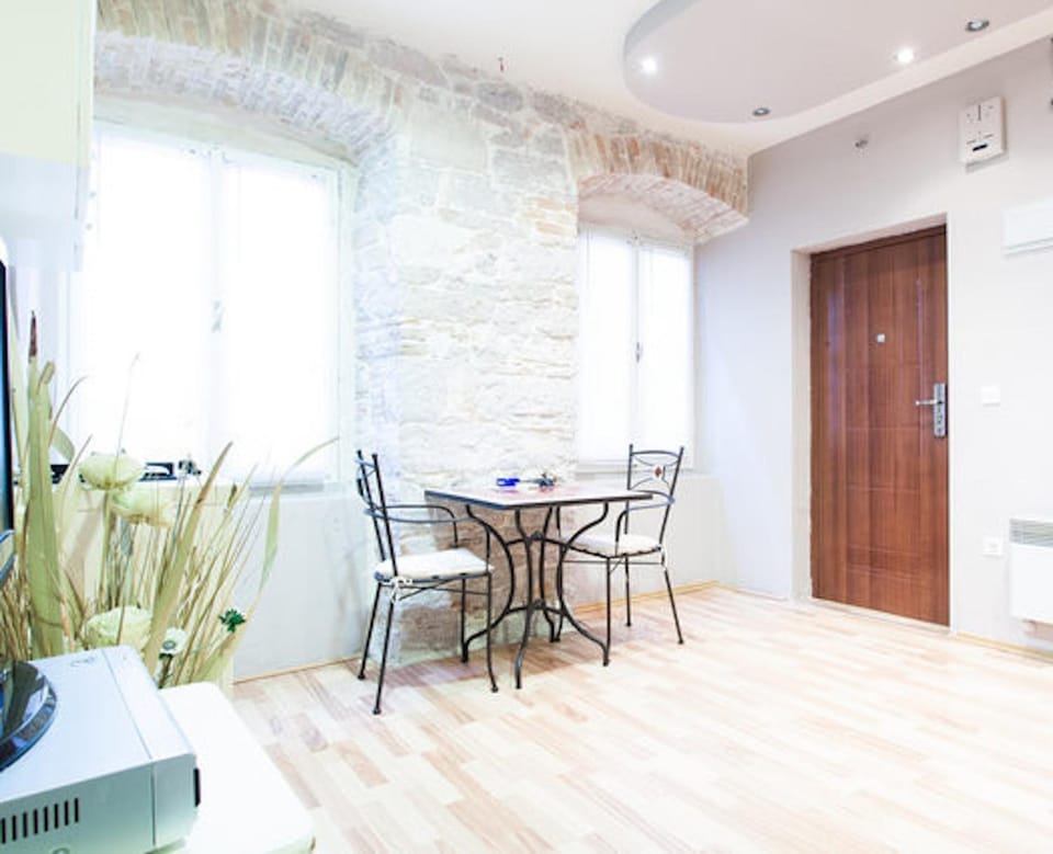Photo of the whole room, Dining area