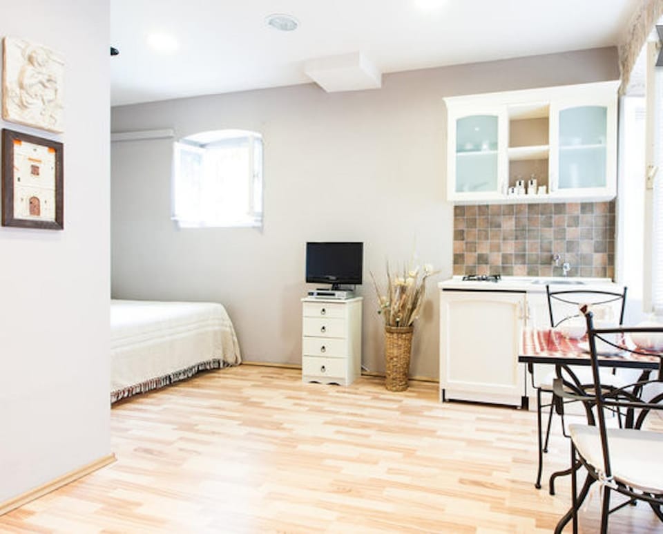 Kitchen or kitchenette, Photo of the whole room, Decorative detail