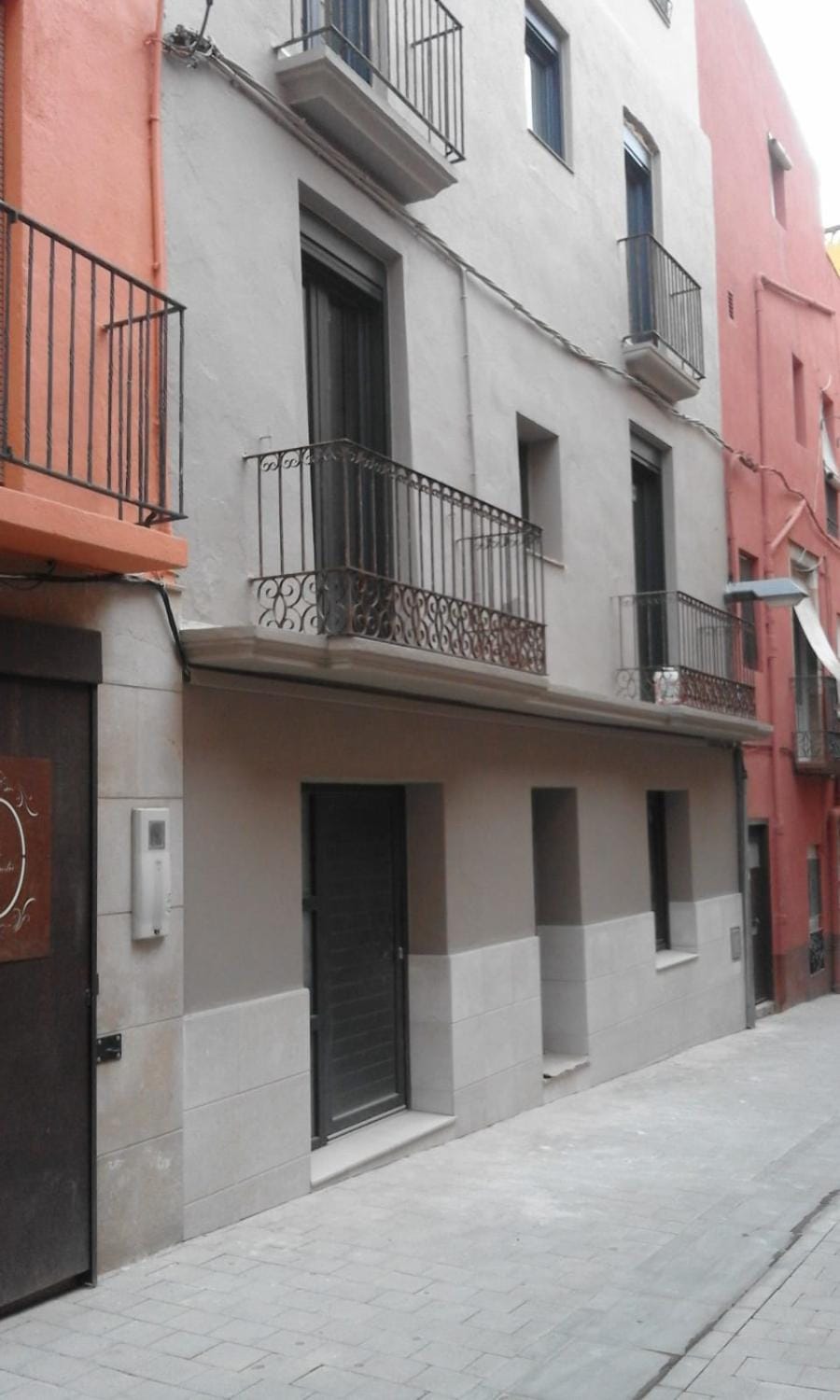 Facade/entrance, Neighbourhood