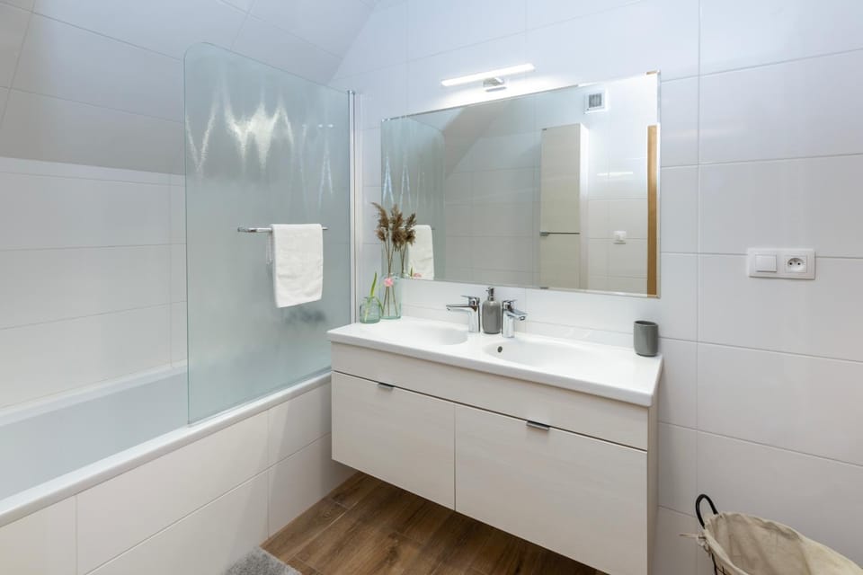 Bathroom, Photo of the whole room