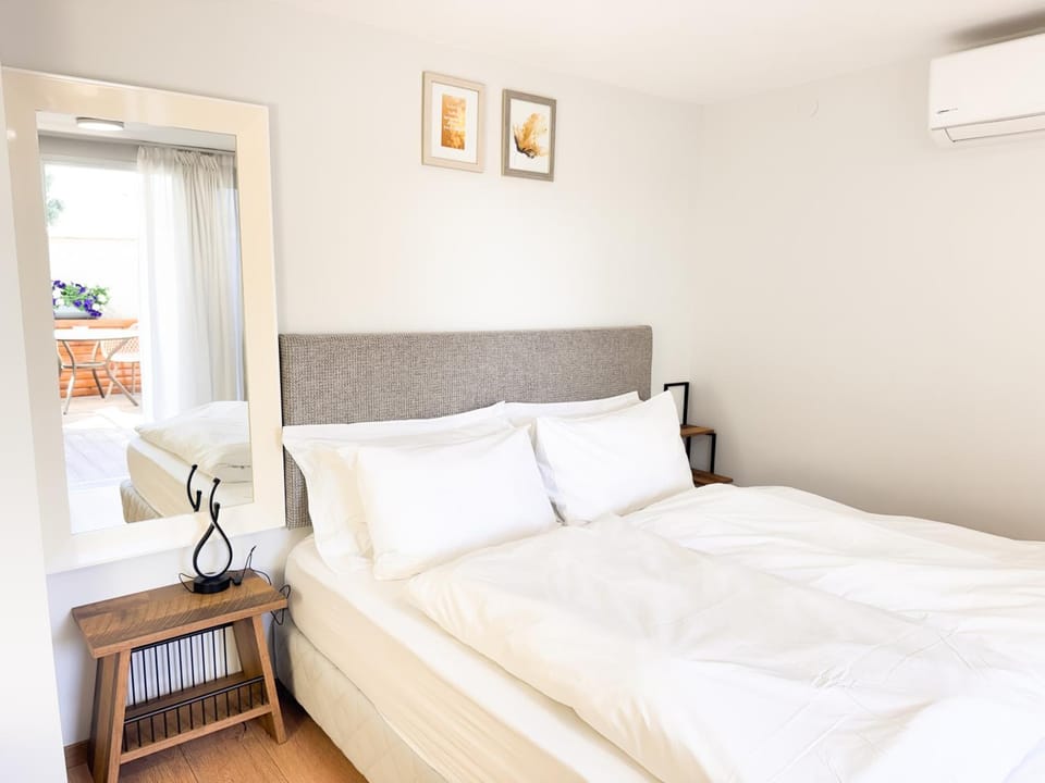 Bed, air conditioner