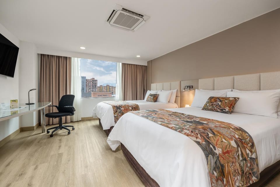Bed, TV and multimedia, Seating area, Bedroom, City view, air conditioner