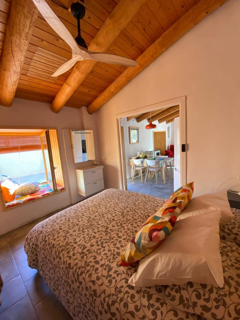 Bed, Photo of the whole room, fireplace