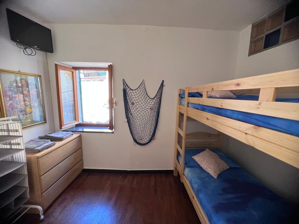 Bedroom, bunk bed