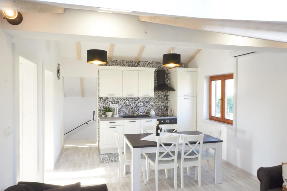 Kitchen or kitchenette, Dining area