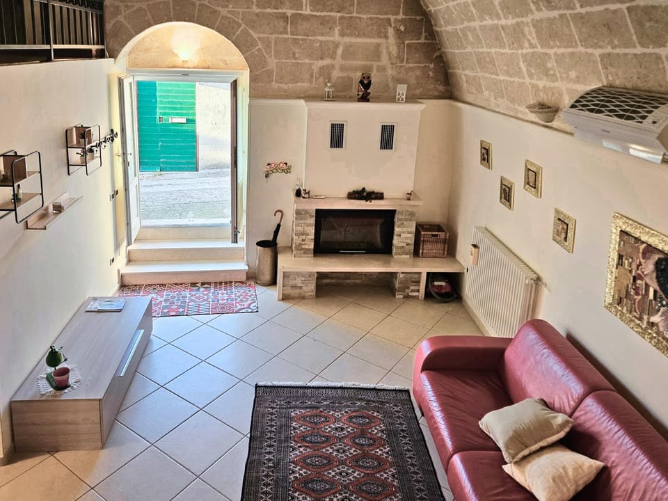Living room, Seating area, fireplace, internet, air conditioner