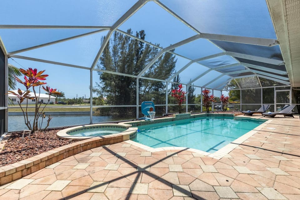 Villa On The Lake, Cape Coral House in Cape Coral