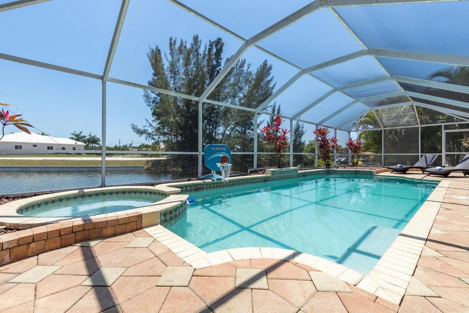 Villa On The Lake, Cape Coral House in Cape Coral