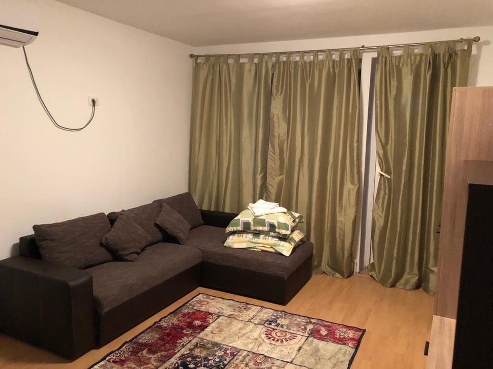 Bed, TV and multimedia, Living room, Seating area, Entertainment