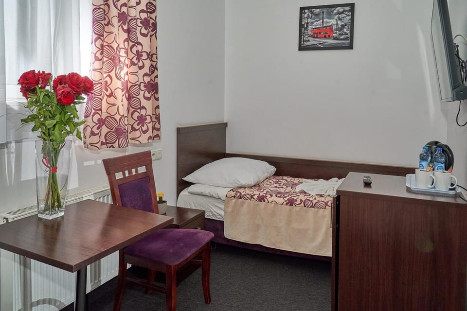Bed, TV and multimedia, Photo of the whole room, Seating area, Bedroom
