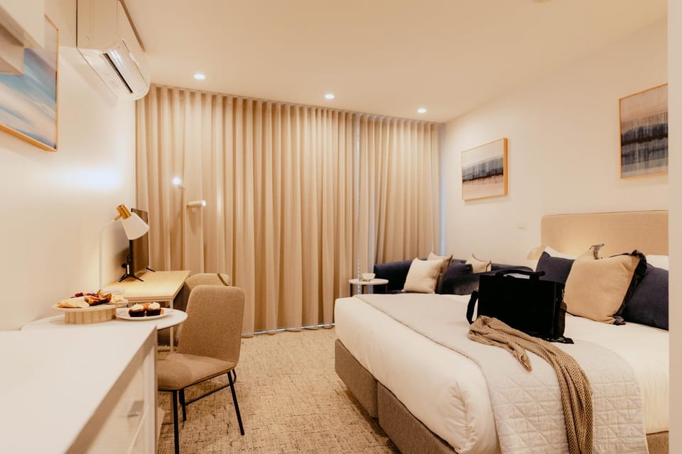 Bed, TV and multimedia, Seating area, Bedroom