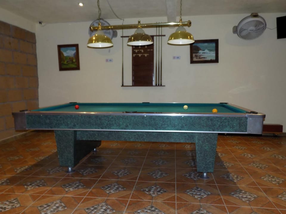 Billiard, Game Room