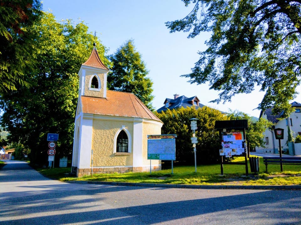 Neighbourhood, Natural landscape, Landmark view, Street view, Location