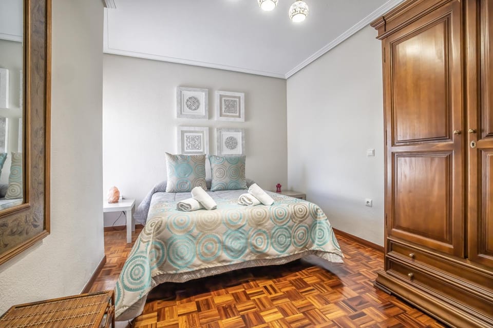 Bed, Bedroom, towels, wardrobe