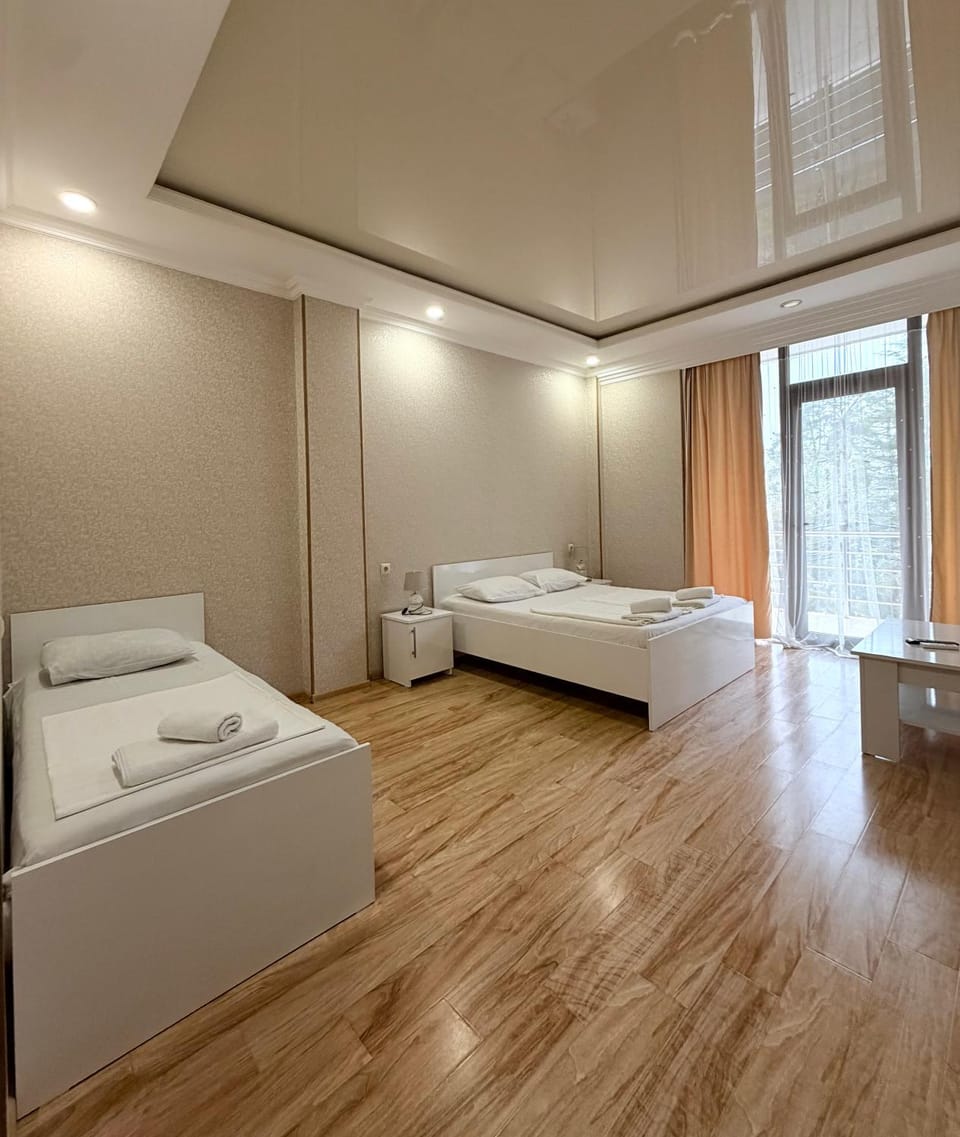 Bed, TV and multimedia, Photo of the whole room, Bedroom
