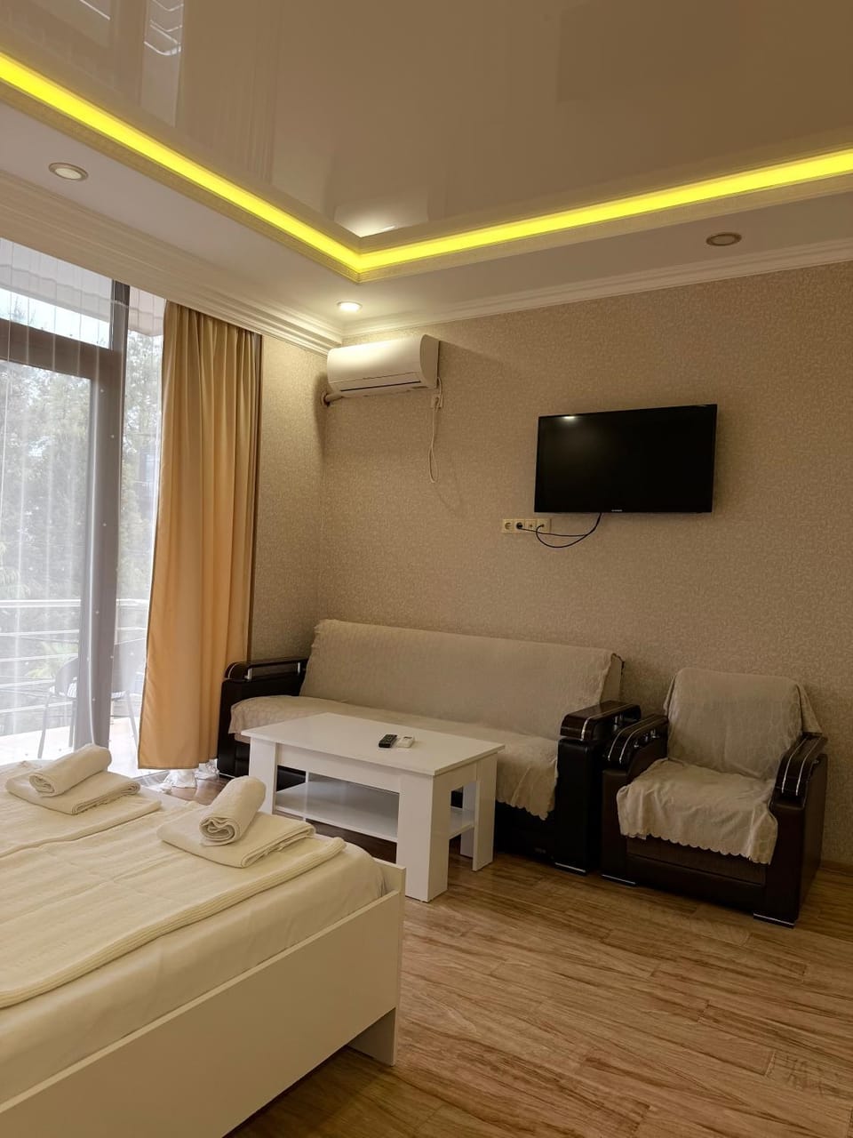 Bed, TV and multimedia, Seating area, Bedroom