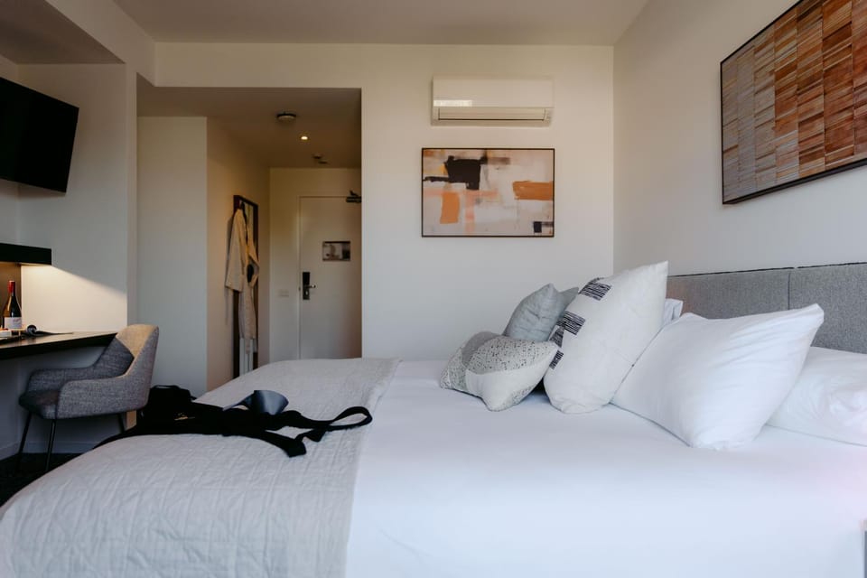 Bed, TV and multimedia, Bedroom, air conditioner