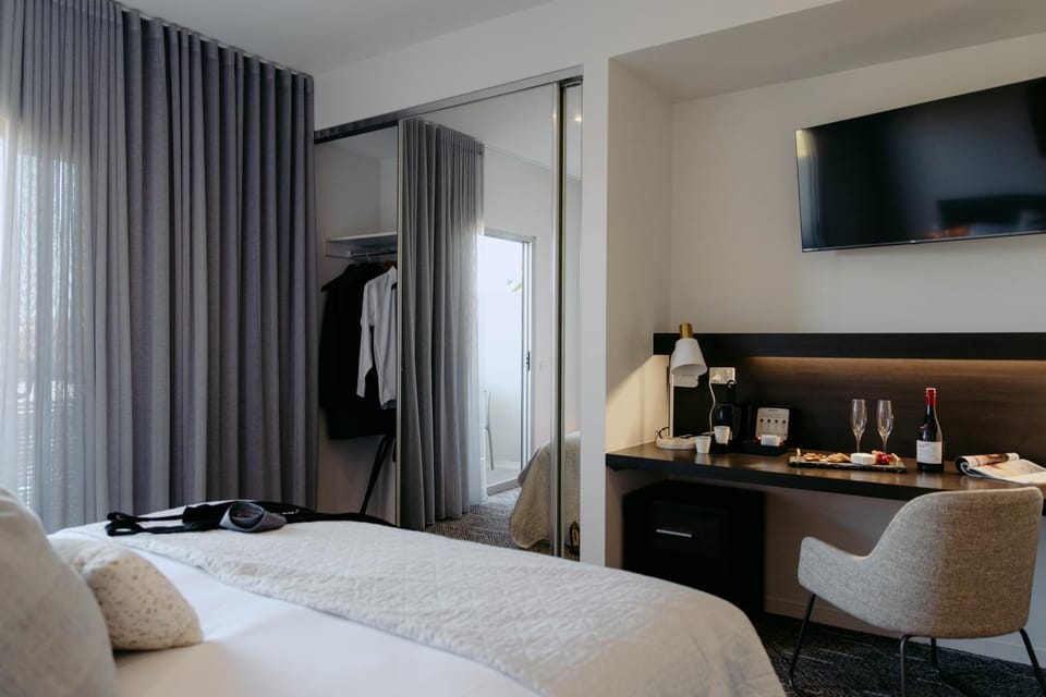 Bed, TV and multimedia, Bedroom, wardrobe