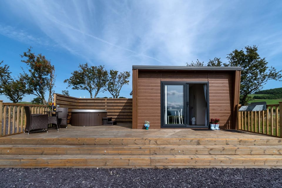 Waenfechan Glamping with Hot Tubs Nature lodge in Afon Hiraethlyn