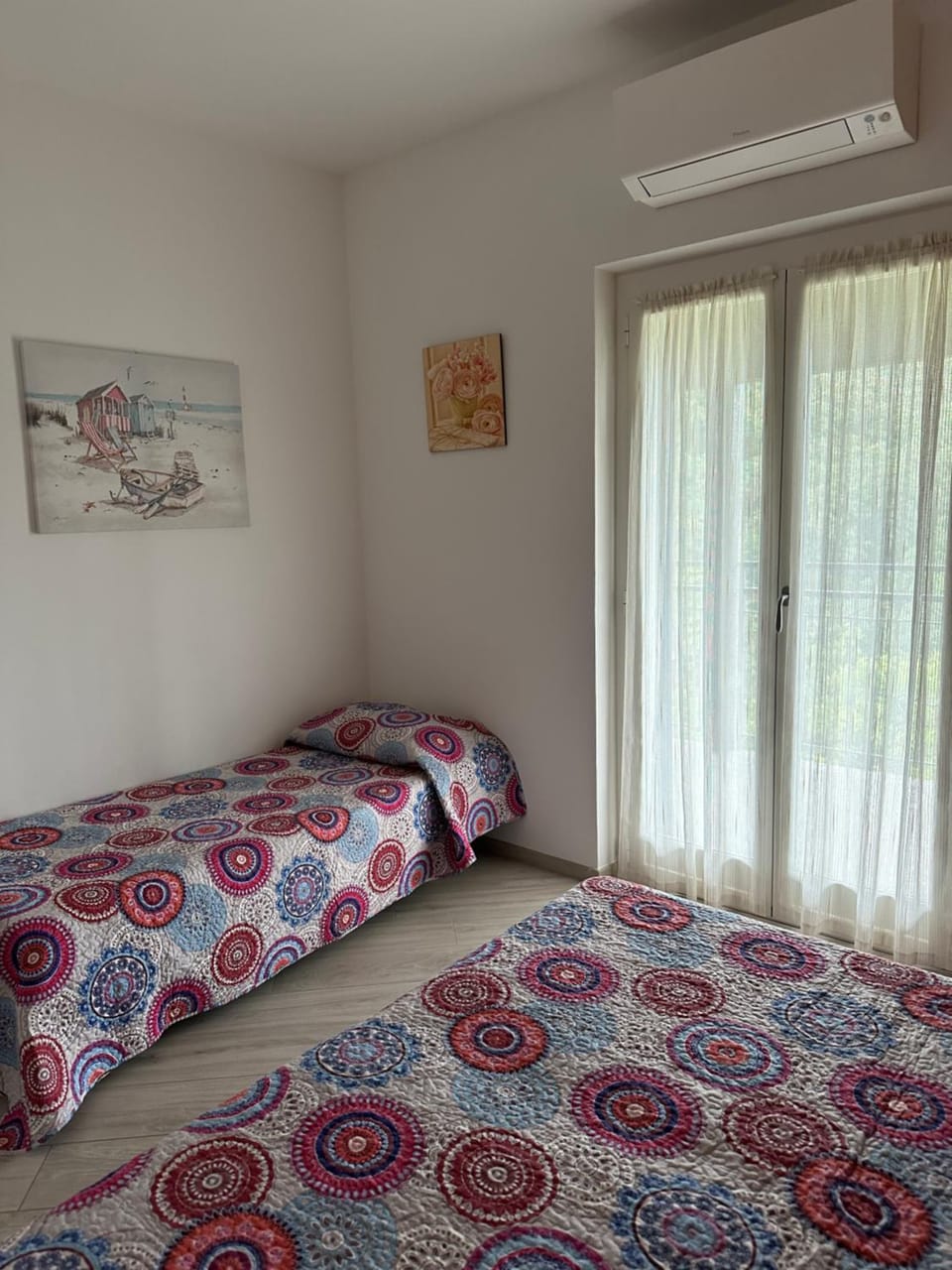 Bed, air conditioner