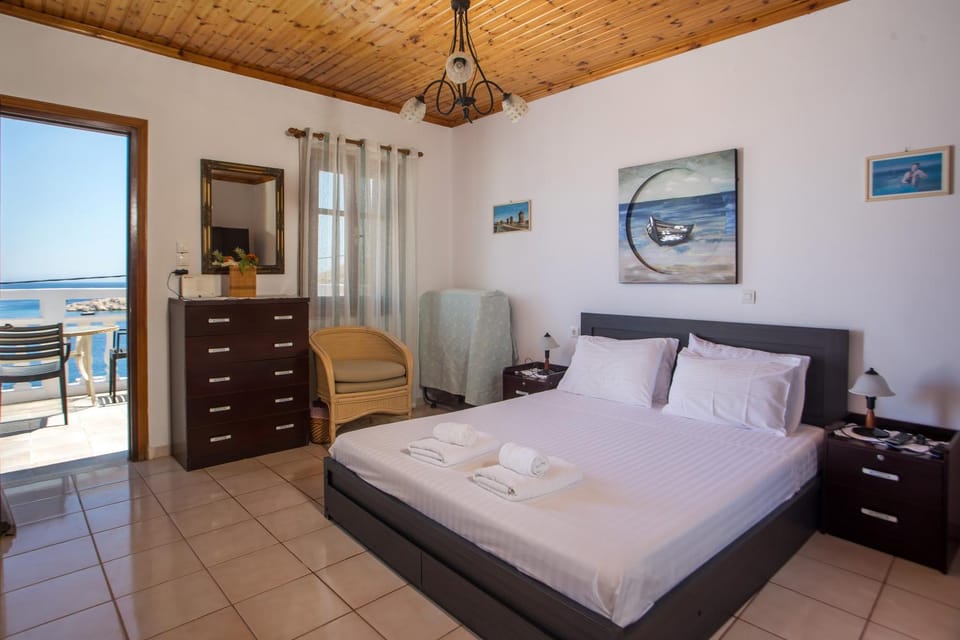 Bed, Photo of the whole room, Bedroom, Sea view, towels