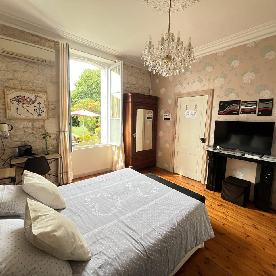 Bed, TV and multimedia, Photo of the whole room, Bedroom, wardrobe