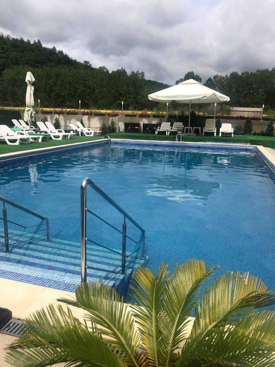 Swimming pool, sunbed