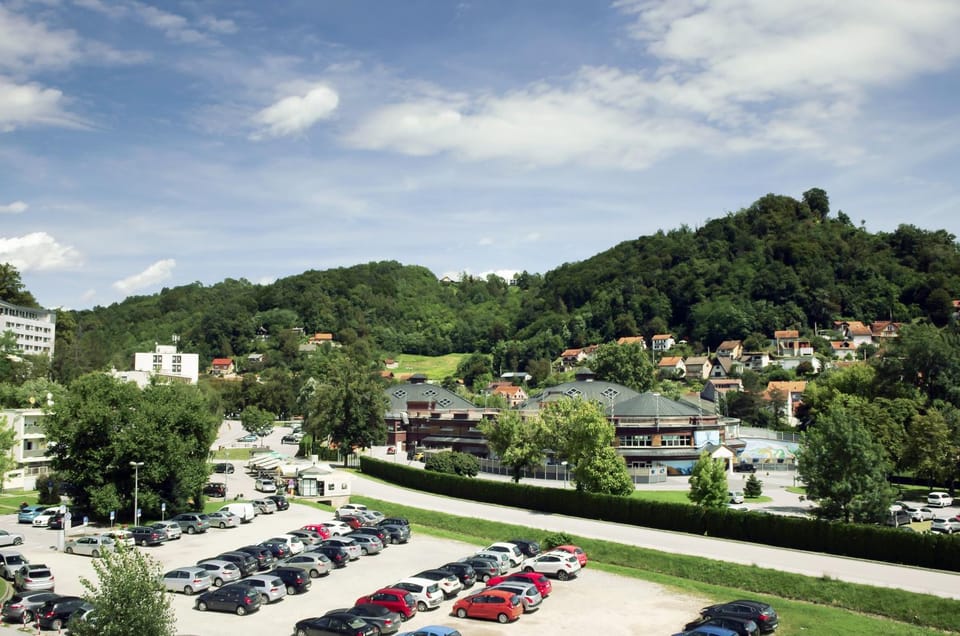 Day, Neighbourhood, Natural landscape, City view, Street view, Location