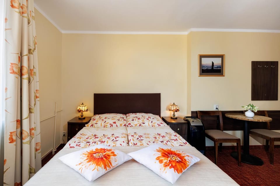 Bed, Photo of the whole room, Seating area, Bedroom