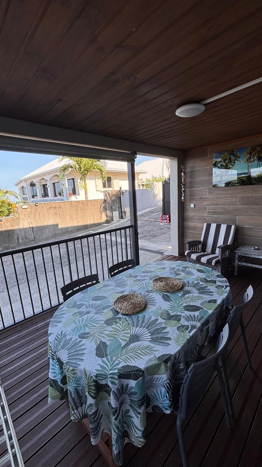 Patio, Day, Seating area, Dining area