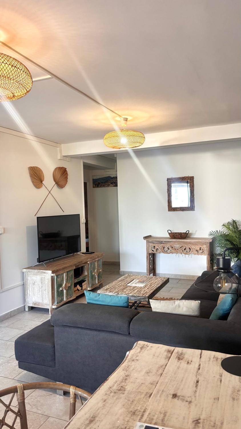 Communal lounge/ TV room, TV and multimedia, Living room
