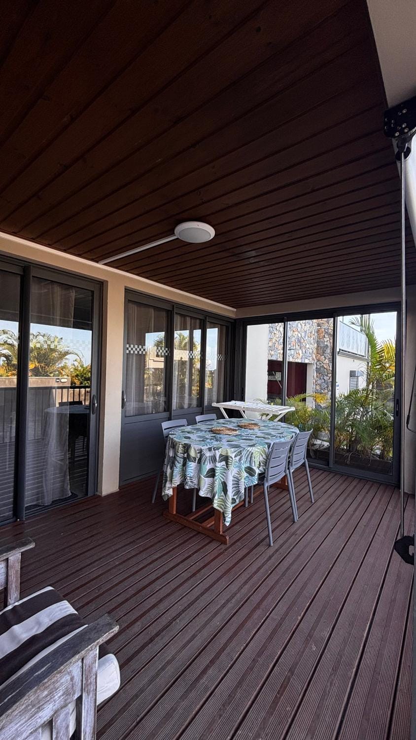 Patio, Day, Dining area