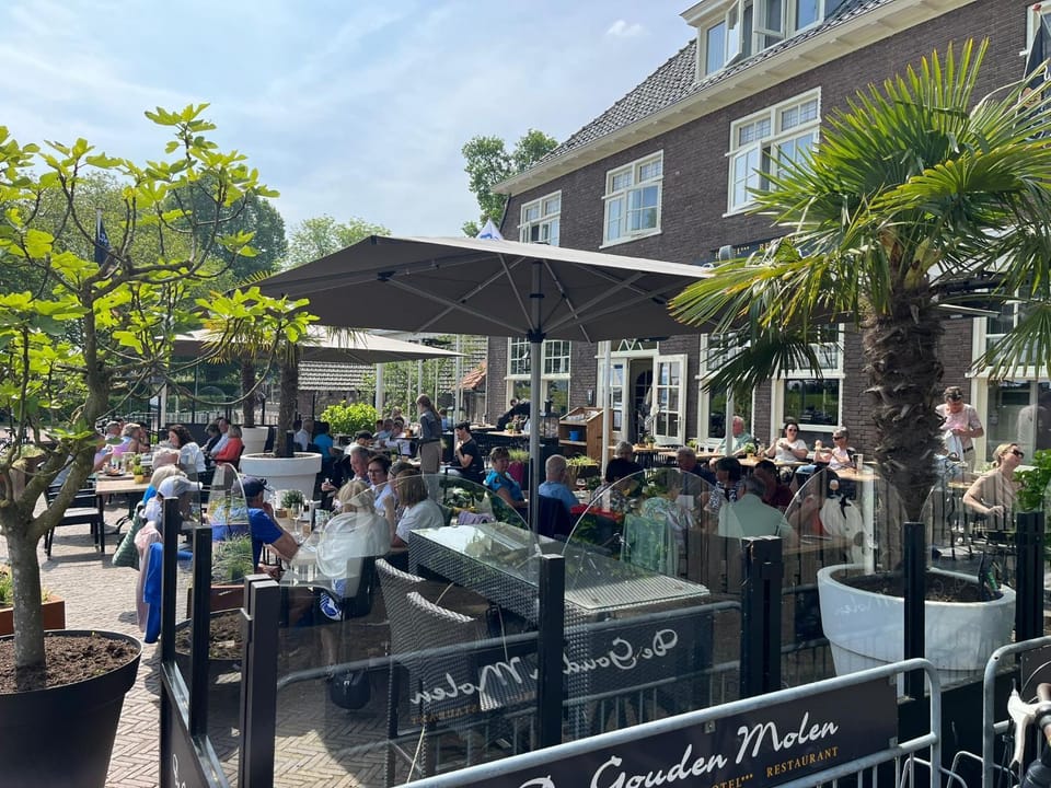 Property building, Restaurant/places to eat, Balcony/Terrace, Guests