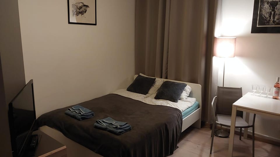 Bed, towels