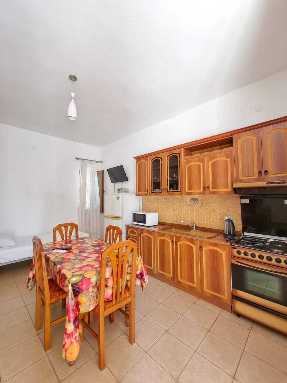 Staff, People, TV and multimedia, Living room, Food and drinks, Other, Food, Pets, Guests, Meals, Breakfast, Lunch, Dinner, Drinks, Family, locker, pet friendly, stove, kitchen, air conditioner