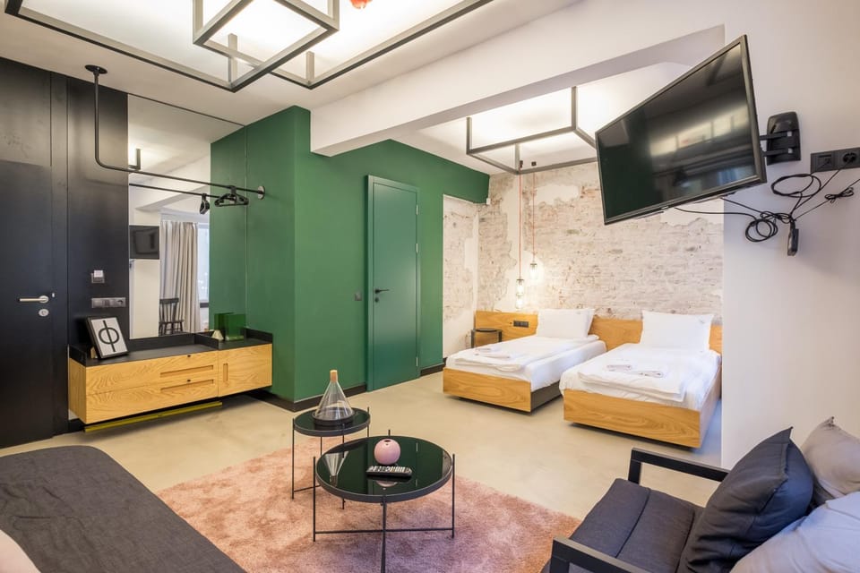 Bed, TV and multimedia, Seating area, Bedroom