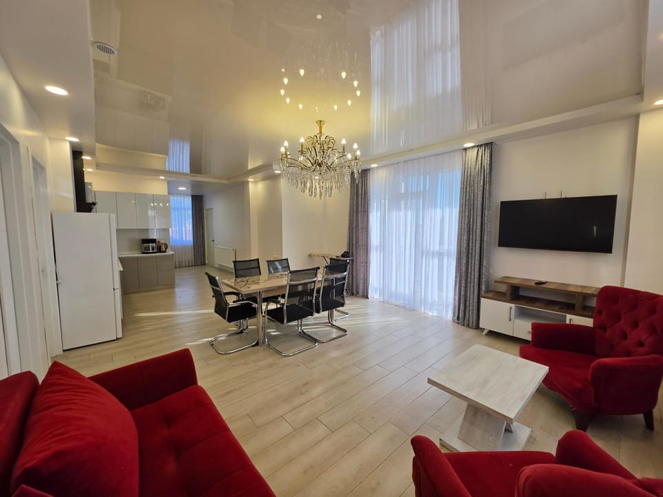 Communal lounge/ TV room, TV and multimedia, Living room, Seating area, Dining area