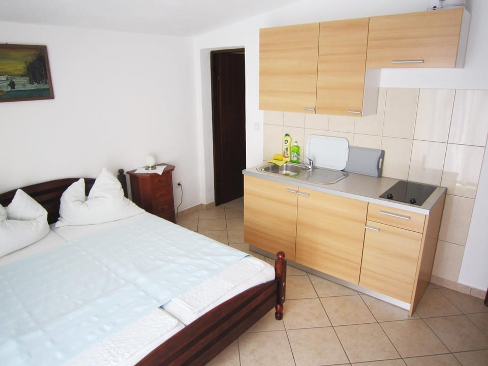 Bed, Kitchen or kitchenette, Bedroom