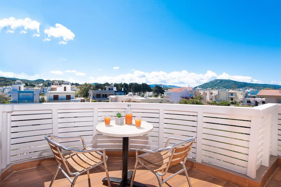 Patio, Natural landscape, View (from property/room), Balcony/Terrace, Dining area, Mountain view