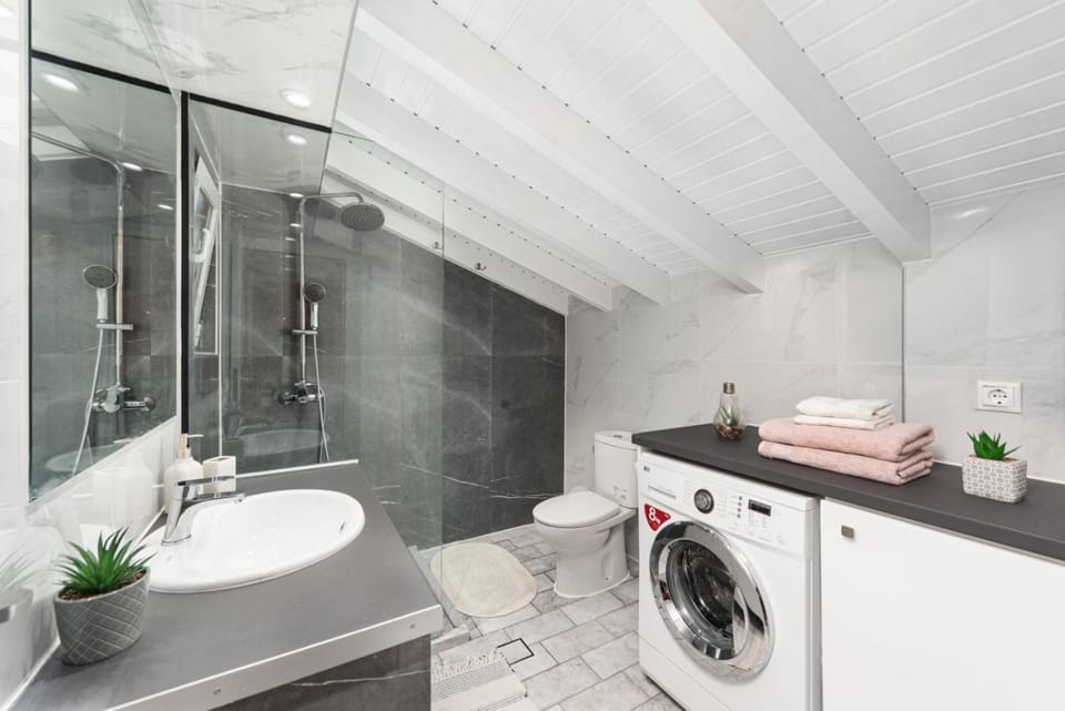 Shower, Bathroom, Bath, towels, washing machine